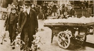Un vieil homme juif et son petit-fils portant des volailles de Wentworth Street, Stepney - English Photographer